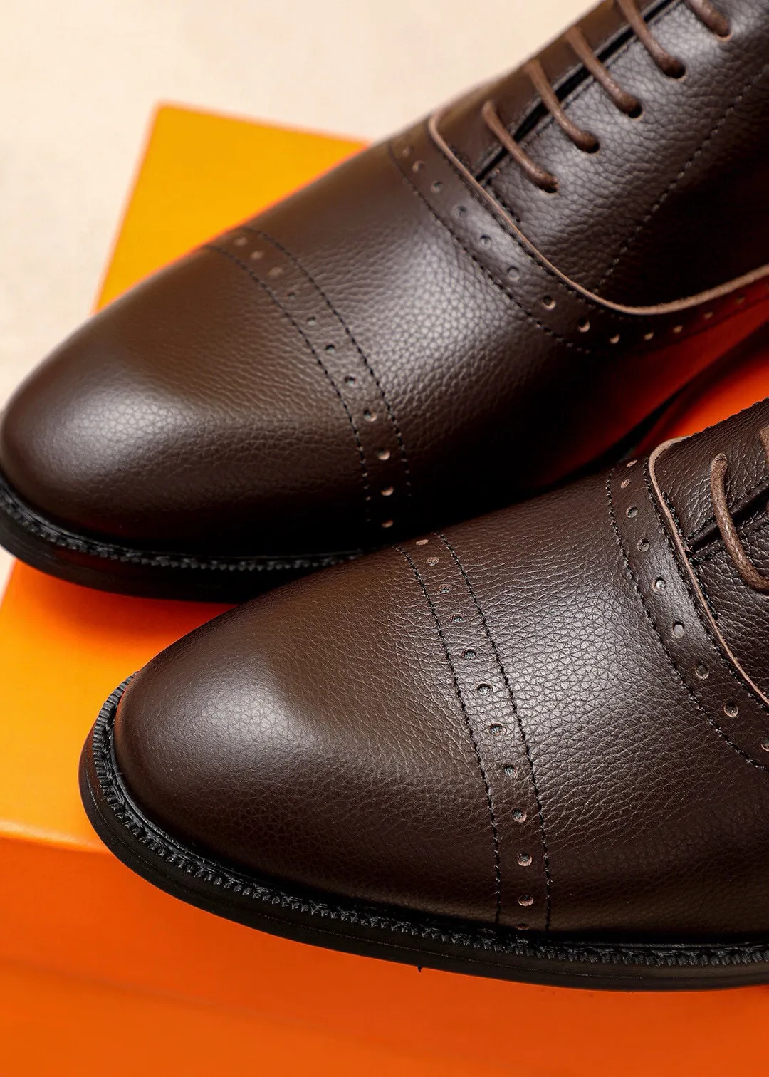 Men's shoes 💰480 💐 Product trademark: HERMES "Hermès" business leather shoes Regular size: 38-44 (45🉑️customized) Product materials: Selected imported first-layer pebbled calfskin upper, imported water-dyed 🐂 cowhide lining. Strong three-dimensional visual effect, non-slip and wear-resistant combination outsole Color: 2⃣️colors available